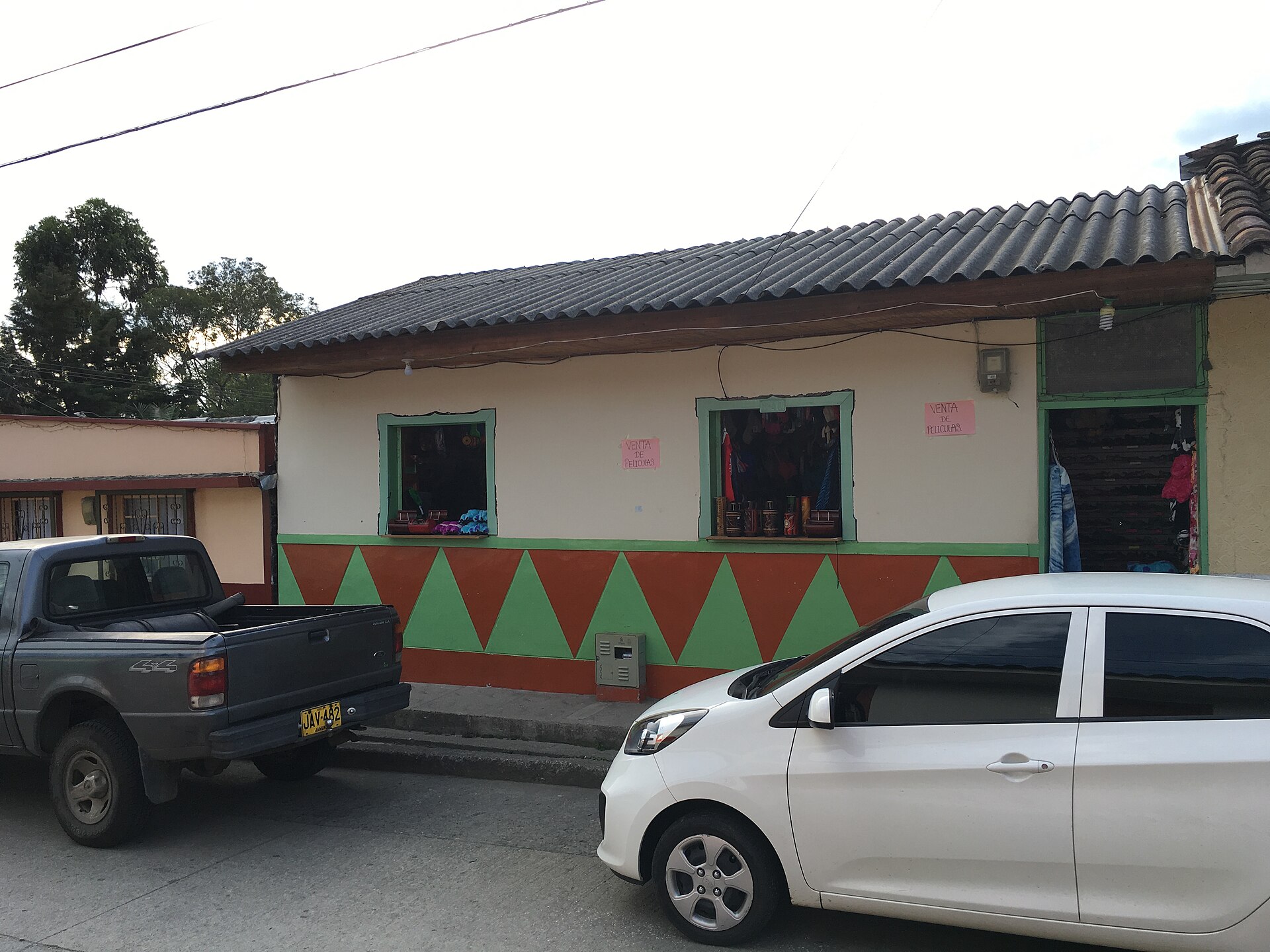 Calle de Salento con una casa de colores, Quindío.