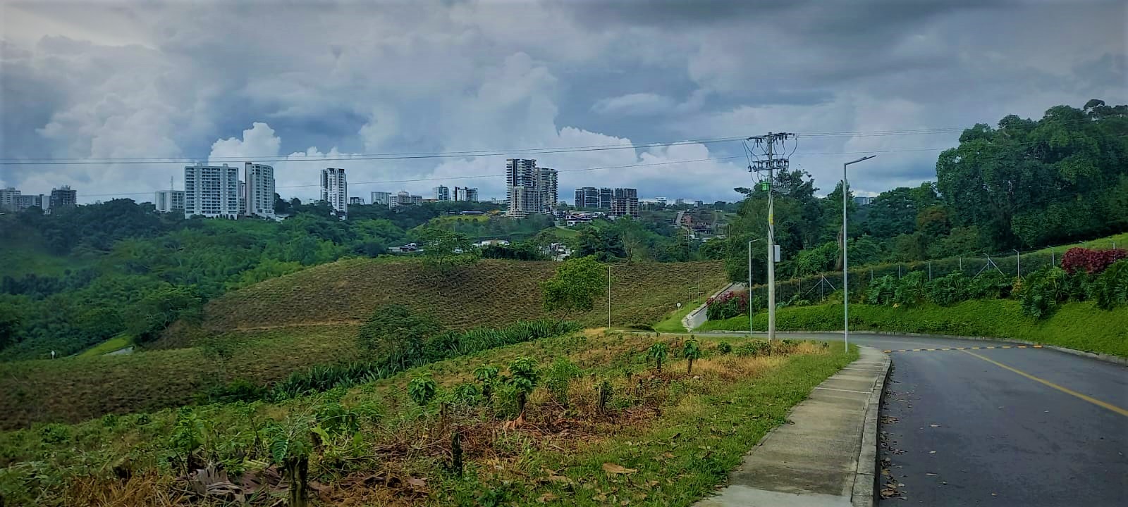 Vista del norte de Armenia desde Calarcá, Quindío.